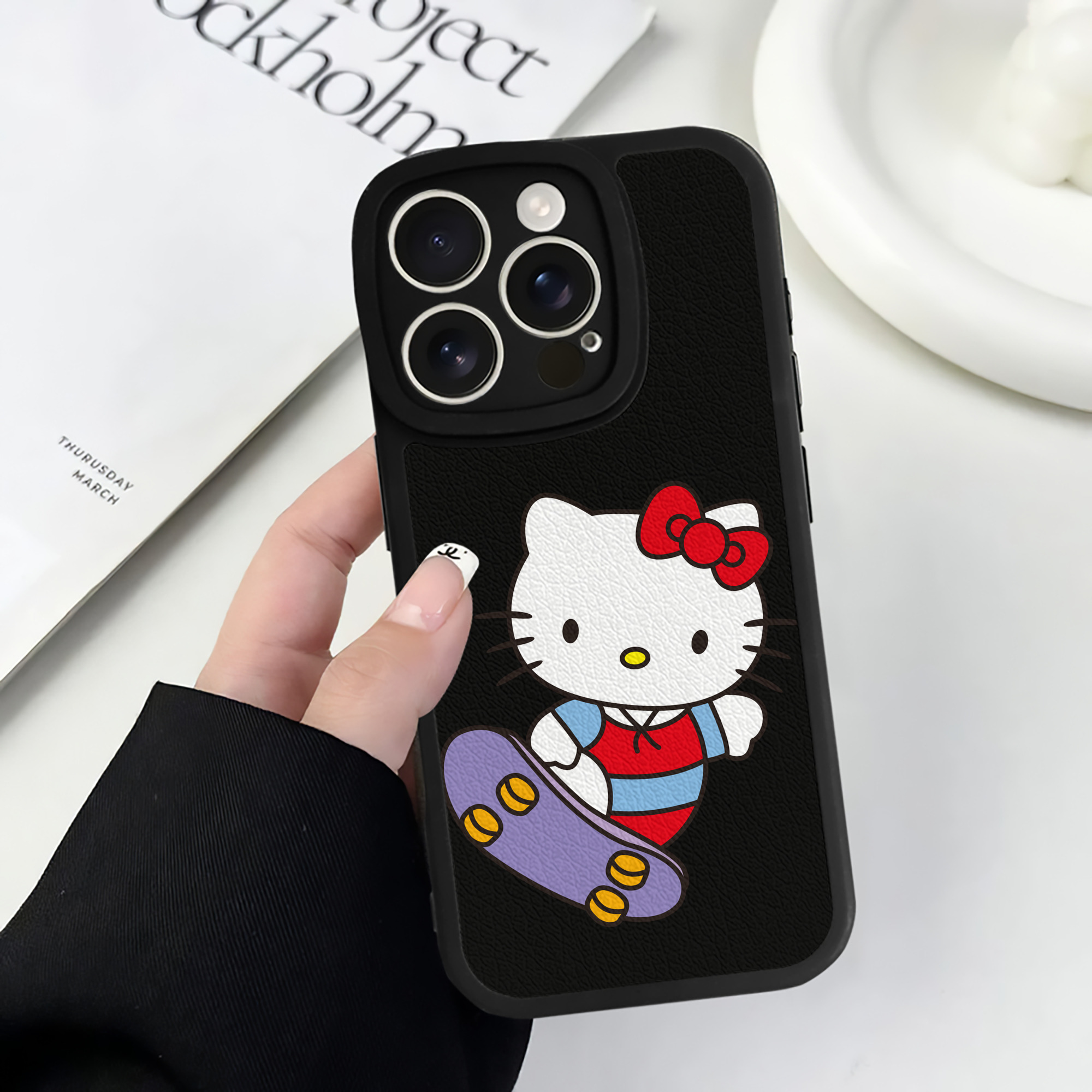 （画像用） Hello Kitty ハローキティ 【iPhone 16シリーズ対応】シリコンスマホケース（レザー調） 材質：シリコン